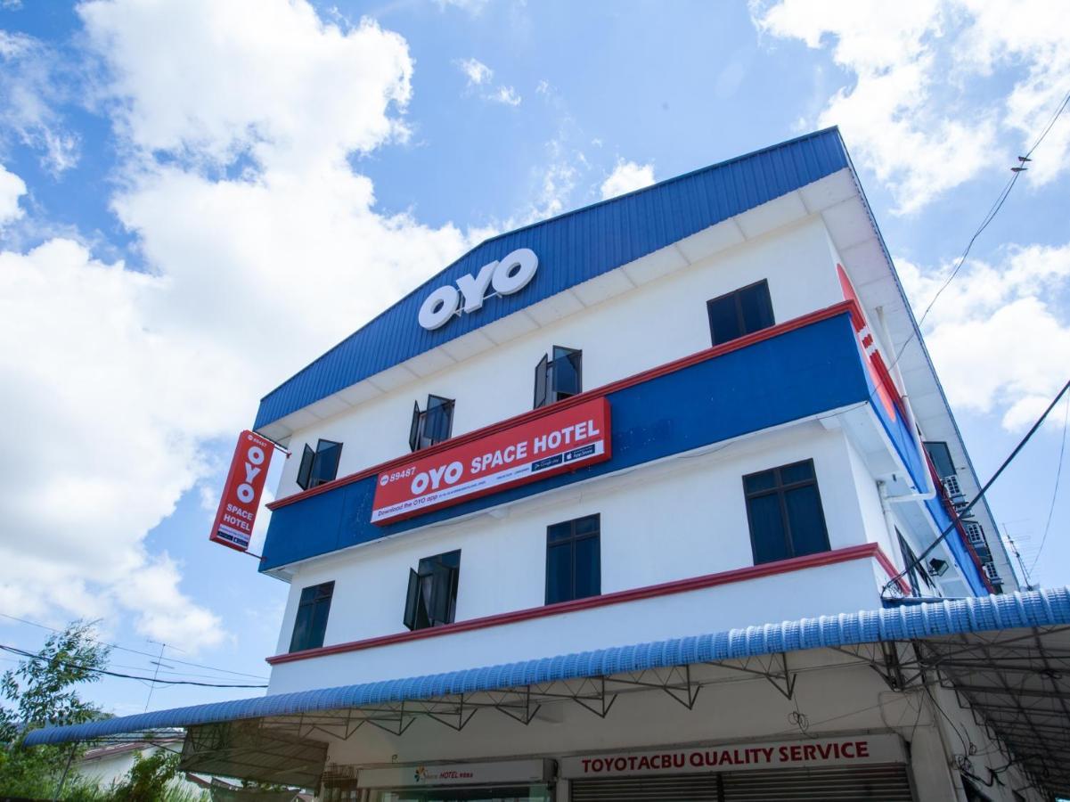 Oyo 89487 Space Hotel Kluang Esterno foto