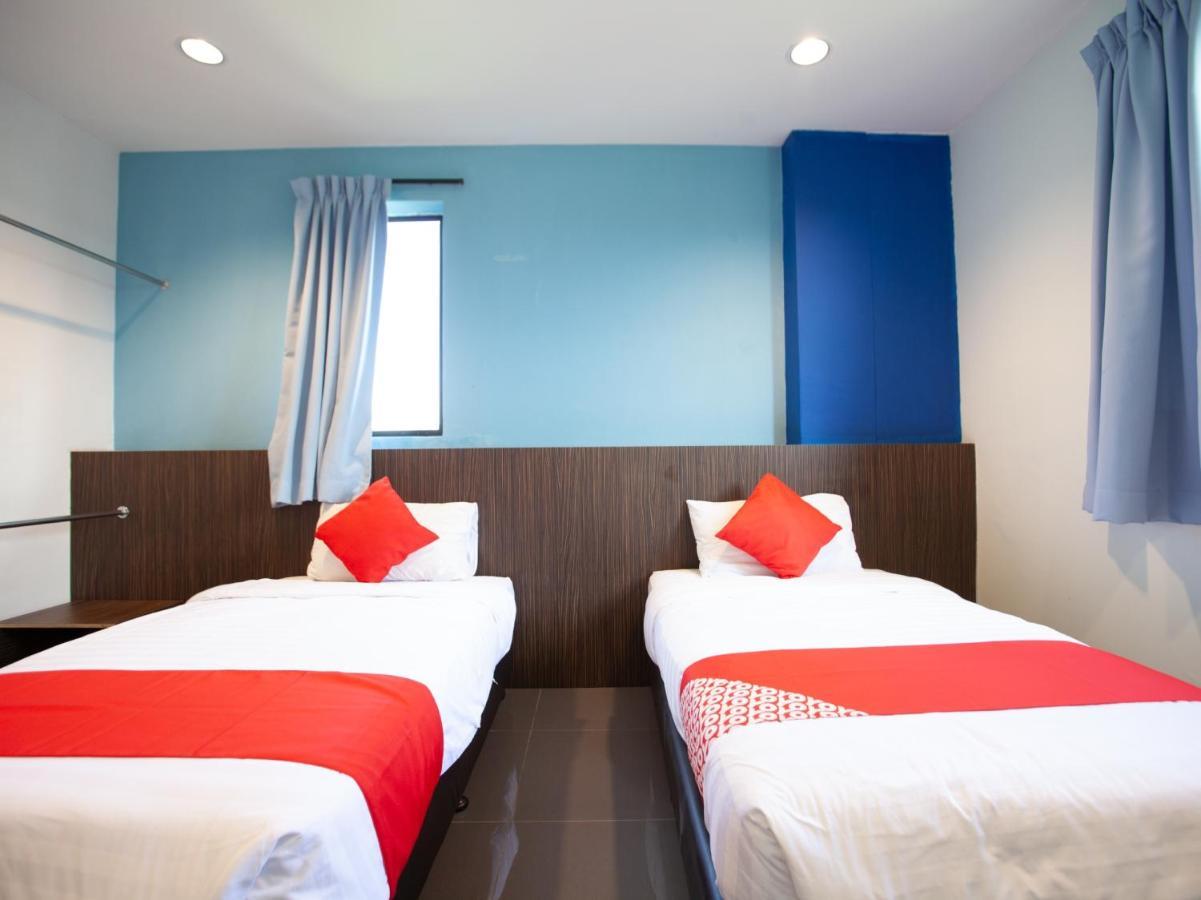 Oyo 89487 Space Hotel Kluang Esterno foto