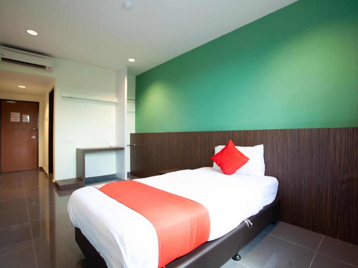 Oyo 89487 Space Hotel Kluang Esterno foto
