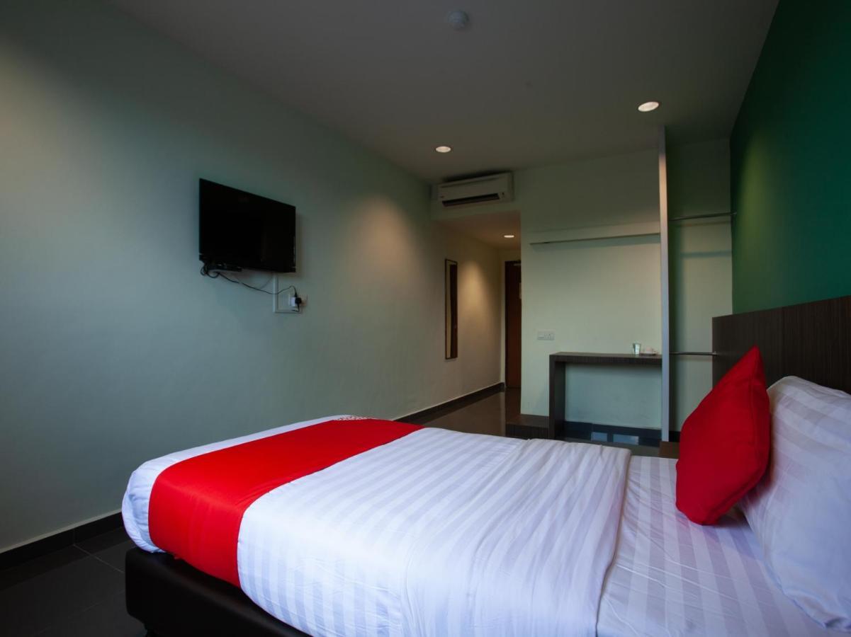 Oyo 89487 Space Hotel Kluang Esterno foto