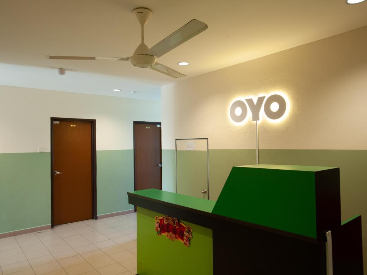 Oyo 89487 Space Hotel Kluang Esterno foto